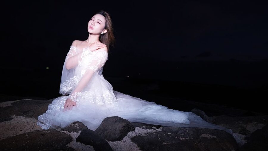 1 Hour Photography Honolulu Beautiful and Magical - How the Shoot Works: Bright Clothes, Posing, and Ocean Light