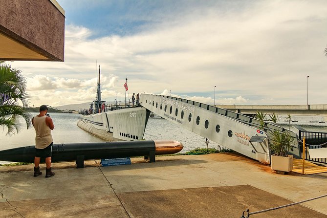Best Of Pearl Harbor: USS Arizona Memorial & Historic Honolulu - Drivers and the small-group feel: why the human part matters