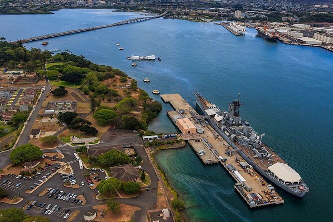 Deluxe Arizona Memorial and USS Missouri Battleship Tour - Guides and the “ride + direction” style that works