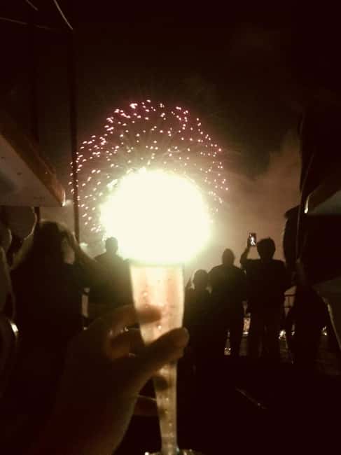 Honolulu: 1-Hour Friday Night Fireworks Cruise with Drinks - Key things I’d focus on before you book