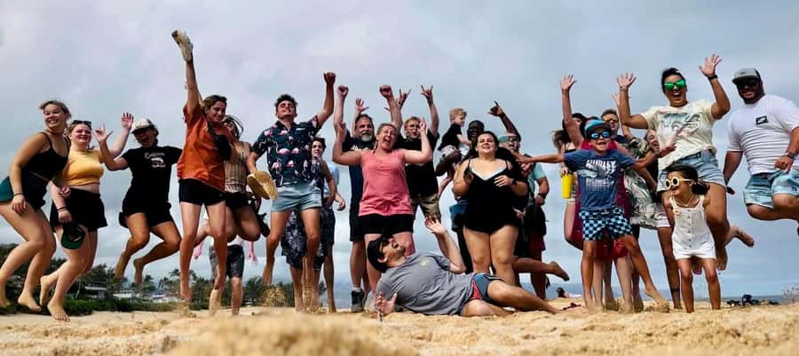 Kevo's Beach Bus - Pipeline Beach and Waimea Bay: Surf Energy with Seasonal Twists