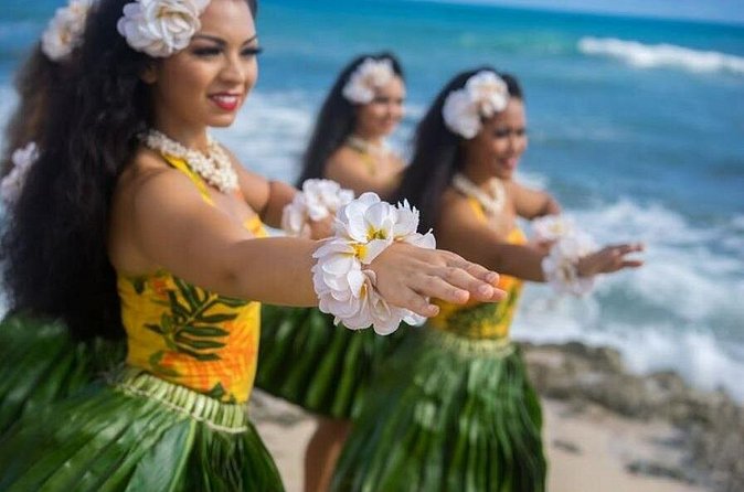 Oahu: Germaine's Luau - Outdoor venue reality: rain ponchos, cats, and sandy comfort