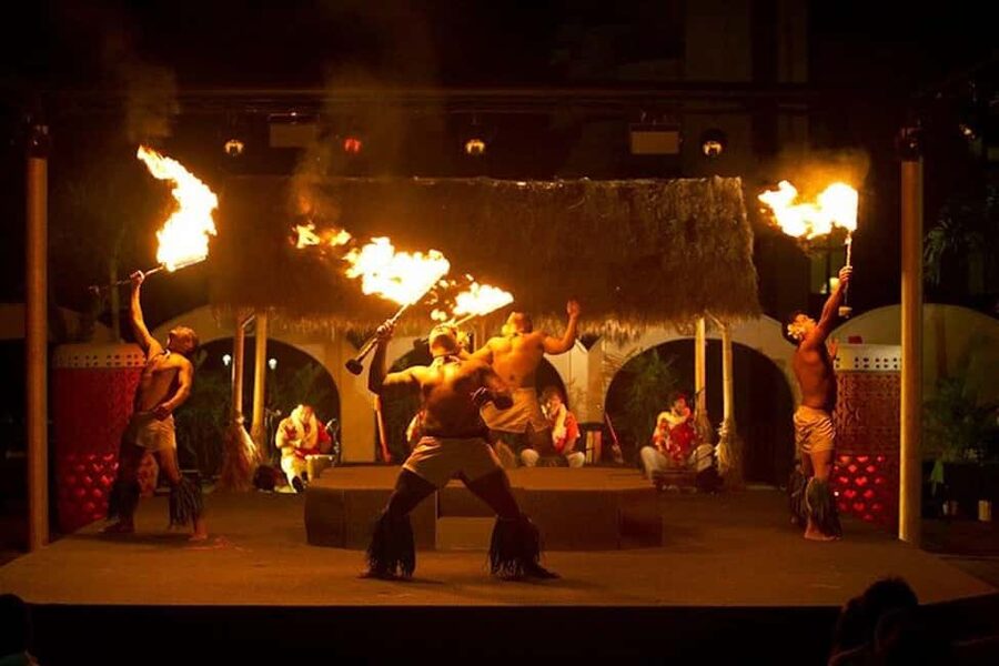 Oahu: Hilton Waikiki Starlight Luau - A Rooftop Luau in Waikiki That Finishes at the Beach