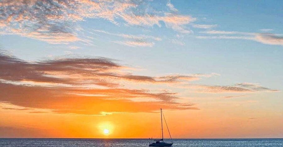 Oahu: Sunset sailing in small intimate groups - From Ala Wai Harbor to Diamond Head During Golden Hour