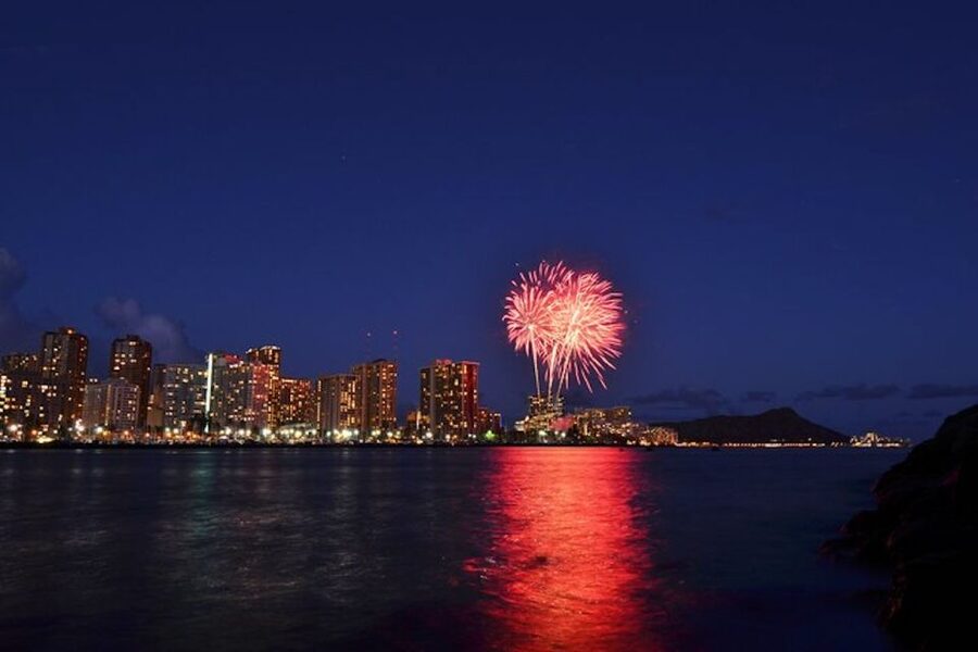 Oahu: Waikiki Friday Night Fireworks Catamaran (Wahine Koa) - Why a Waikiki fireworks catamaran beats the shoreline