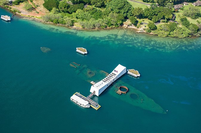 Pearl Harbor USS Arizona Memorial and Honolulu City Tour - Honolulu photo stops: King Kamehameha and Iolani Palace viewpoints