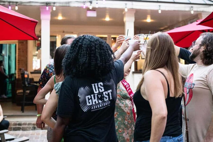 Waikiki Ghosts Boos and Booze Haunted Pub Crawl - AlohaBeerWaikiki and Royal Hawaiian Center: Local Flavor Before the Scares